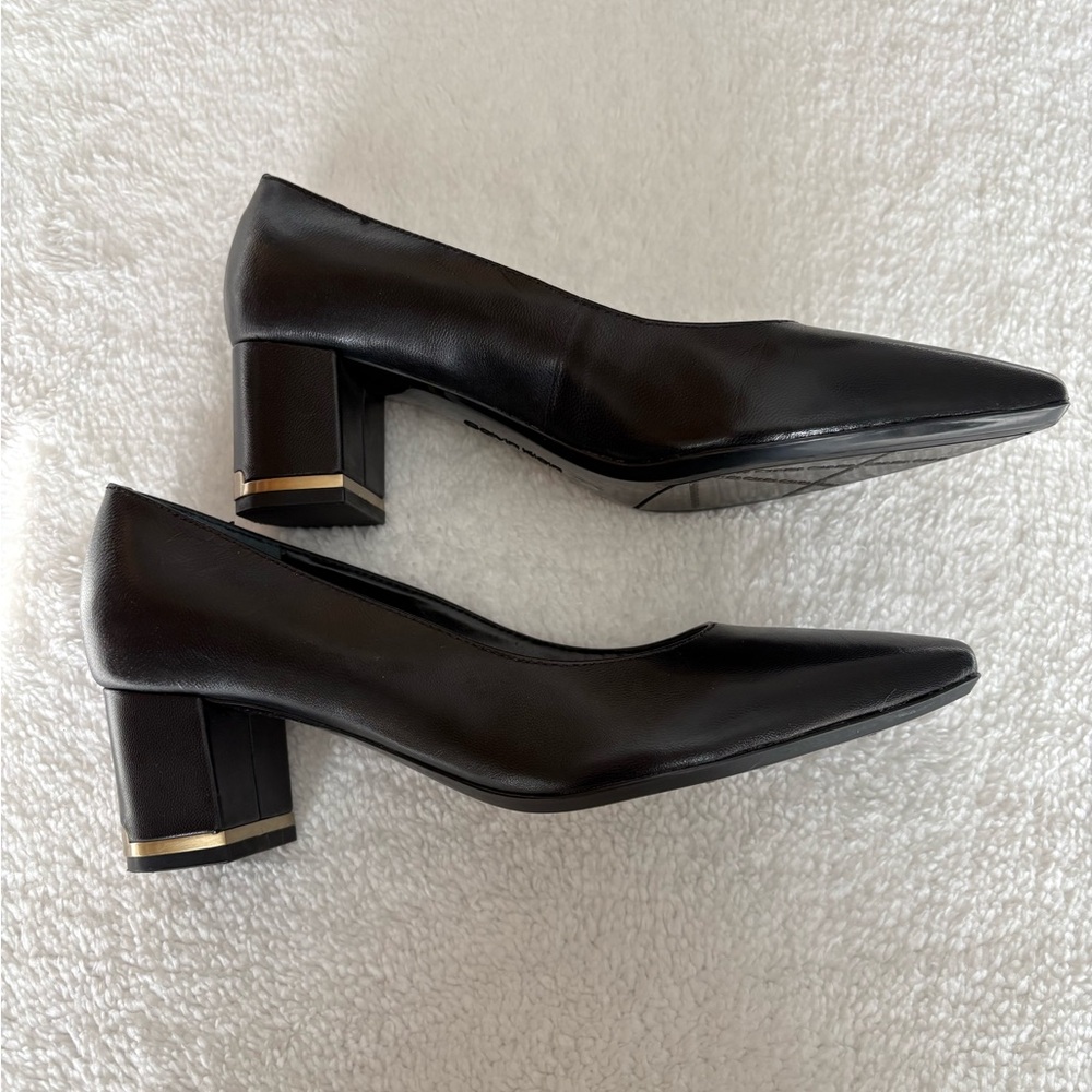 Calvin Klein Women's Classic Leather Pump, 7, Excellent Condition, Timeless